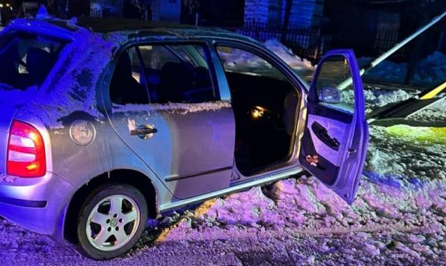 Po przejechaniu kilku kilometrów kierowca auta uderzył w latarnię