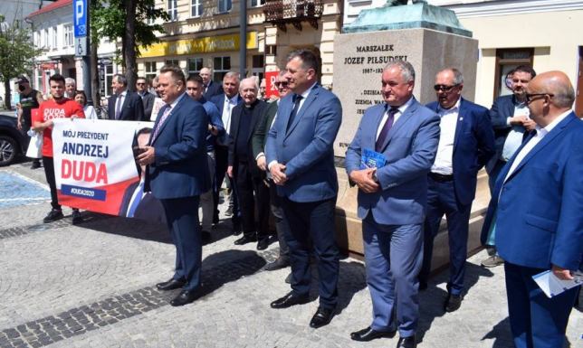 "Wierzymy, że wybory mogą rozstrzygnąć się w pierwszej turze". 