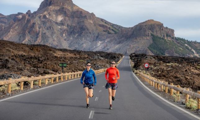 Kompletujemy strój na start w zawodach – czy lekkie szorty do biegania to najlepszy wybór?