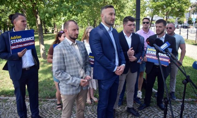 Konferencja: Adrian Stankiewicz, nr 2 na liście Konfederacji w wyborach do Sejmu