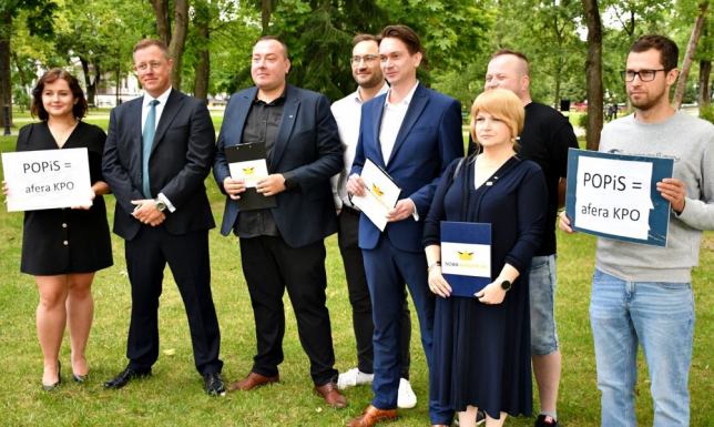 konferencja prasowa w Suwałkach o aferze z Krajowym Planem Odbudowy