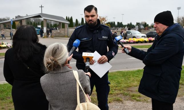 policja przypomina o zasadach bezpieczeństwa podczas podróży na cmentarze
