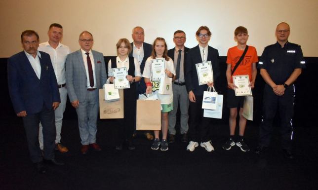 nagrody i dyplomy autorom zwycięskich prac w konkursie filmowy