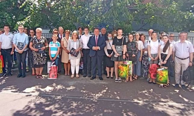 Nagrodzili laureatów konkursu historyczno-literackiego "By czas nie zaćmił i niepamięć" Nagrodzili laureatów konkursu historyczno-literackiego "By czas nie zaćmił i niepamięć"