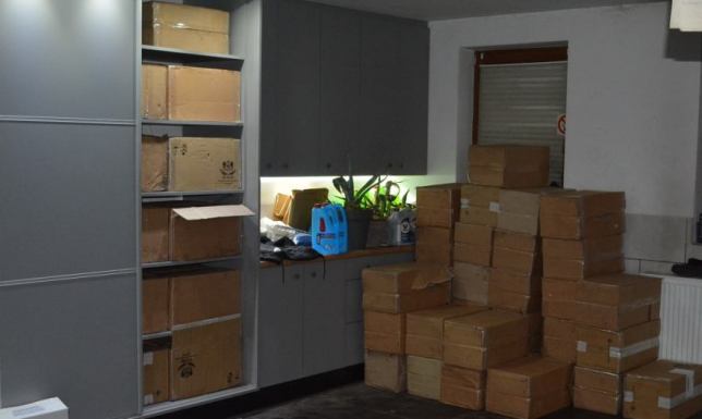 Dom wypełniony nielegalnymi papierosami [wideo]