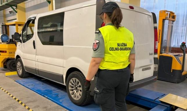 Narkotyki były ukryte w baku dostawczego samochodu