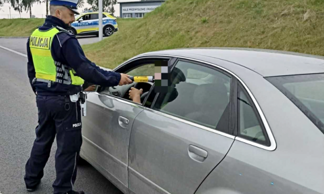 zdecydowali się wsiąść za kierownicę po wcześniejszym spożywaniu alkoholu