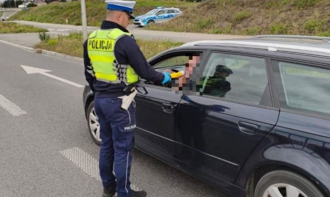  policjanci z suwalskiej drogówki sprawdzali stan trzeźwości kierowców