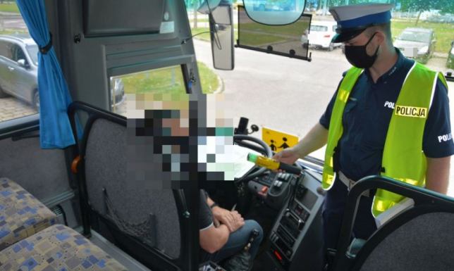 Policjanci kontrolują autobusy