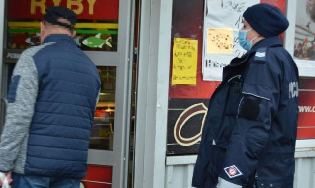 Policyjne kontrole w obiektach handlowych i środkach komunikacji sprawdzają przestrzeganie obostrzeń sanitarnych w Suwałkach