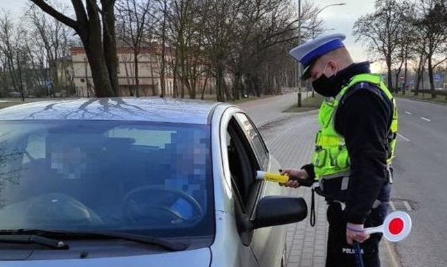 Blisko 100 wykroczeń jednego dnia KMP Suwałki, kontrole drogowe kierowców