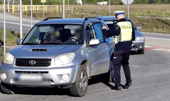 policjanci z suwalskiej drogówki badali trzeźwość kierowców
