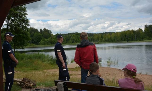 Kontrole kąpielisk i plaż Policjanci nad wodą