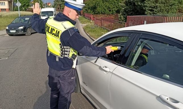 policjanci z suwalskiej drogówki badali trzeźwość kierowców