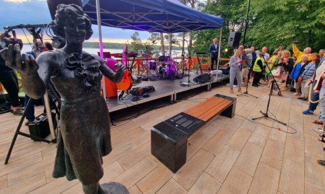 odsłonięcia rzeźby i multimedialnej ławeczki damy polskiej piosenki