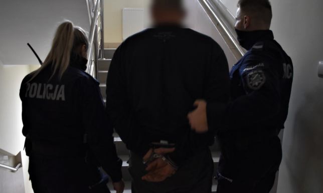 ukradli tablice rejestracyjne i zniszczyli samochód