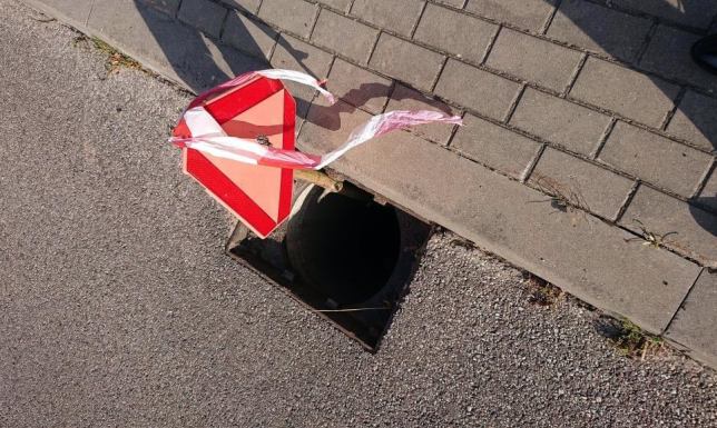 na drogach w regionie dochodzi do kradzieży studzienek ściekowych