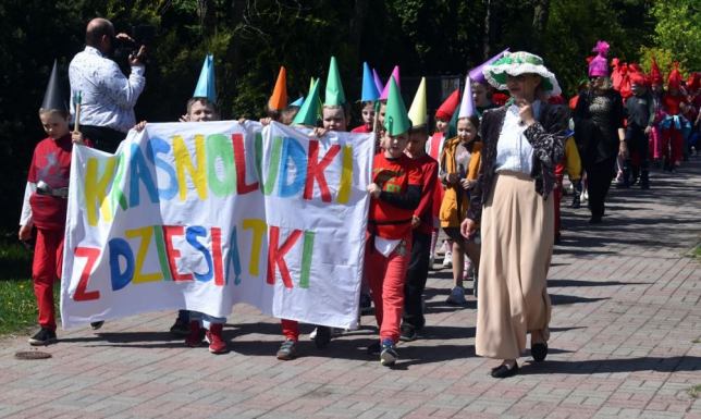 Dzieci ze Szkoły Podstawowej nr 10 w Suwałkach świętowały urodziny Konopnickiej 