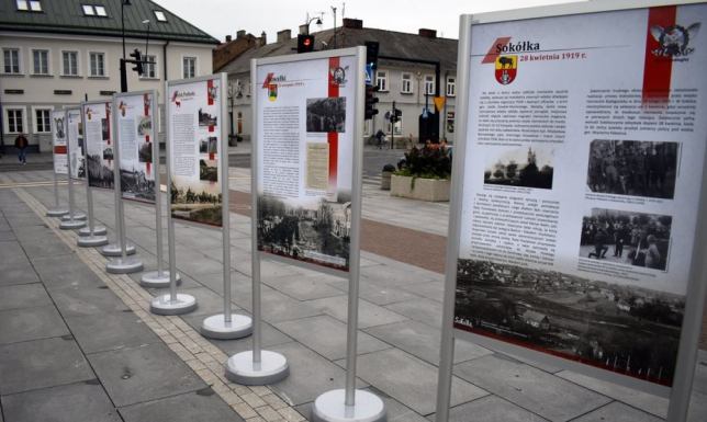 Otwarcie plenerowej wystawy „Wiele dróg – jeden cel. Ku Niepodległej” w Suwałkach