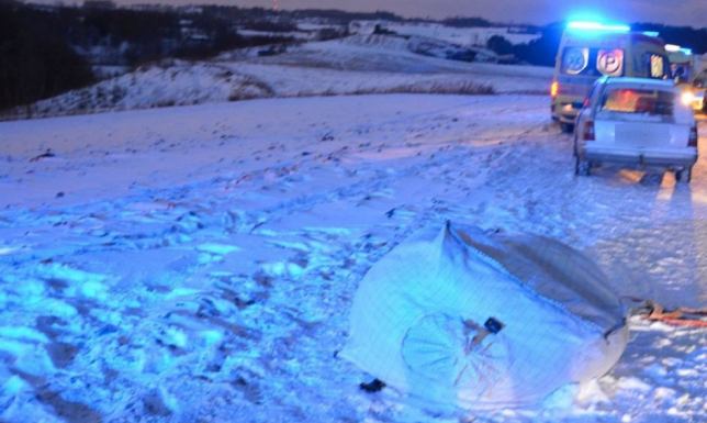 Kulig za samochodem - trzy osoby w szpitalu