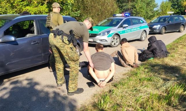 zatrzymali dwóch pomocników w nielegalnym przekraczaniu granicy