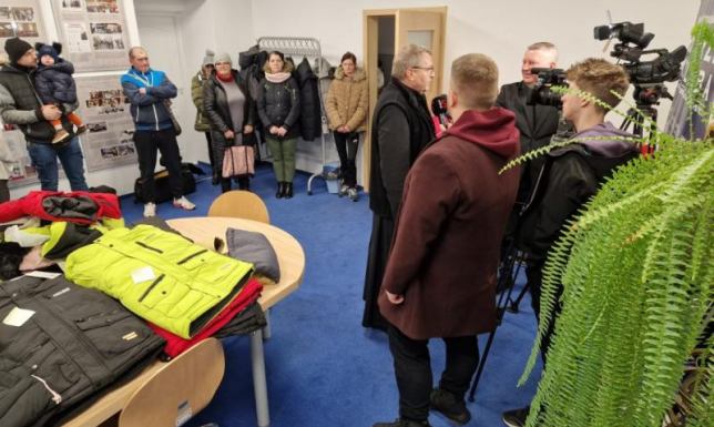 kurtki zimowe dla 105 dzieci z potrzebujących rodzin