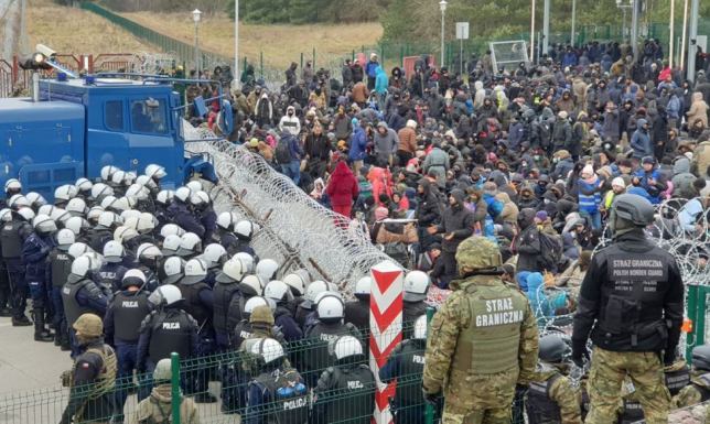 na przejściu granicznym w Kuźnicy po stronie białoruskiej gromadzą się nielegalni imigranci