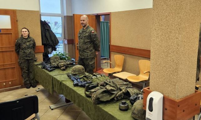 Osoby wezwane mają obowiązek zgłosić się w miejscu i czasie określonym w wezwaniu