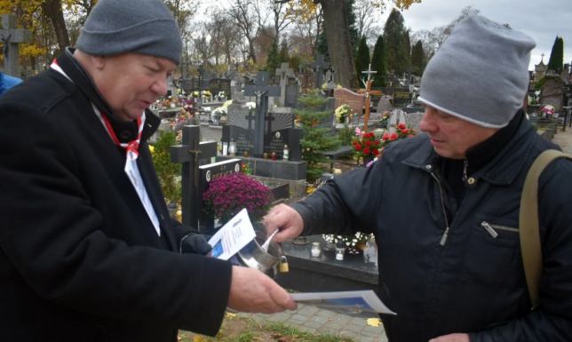 na cmentarzu parafialnym przy ulicy Bakałarzewskiej w Suwałkach odbywa się kwesta