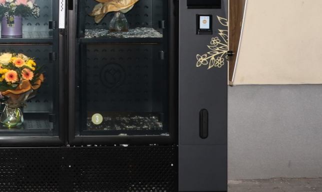 17-latek wybił szybę i ukradł kwiaty z kwiatomatu policjanci zatrzymali 17-latka, podejrzanego o włamanie się do kwiatomatu