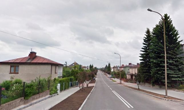 włączone oświetlenie latarni ulicznych w godzinach nocnych