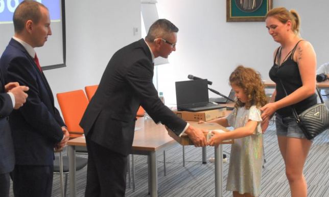 Komputery wręczali minister Andrzej Andruszkiewicz i wójt Zbigniew Mackiewicz