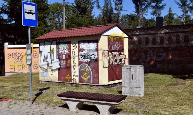 Ustawienie wiaty przy przystanku na ulicy Filipowskiej w Suwałkach