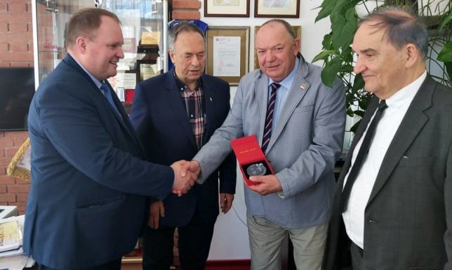 Leszek Lewoc odznaczony medalem 100-lecia „Polskiego Komitetu Olimpijskiego” dyrektor MOPR odznaczony za działalność na rzecz ruchu olimpijskiego
