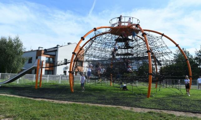 Nowe miejsce do zabaw dla dzieci na Osiedlu Hańcza Linarium z potrójną ślizgawką za kwotę blisko 900 tysięcy złotych