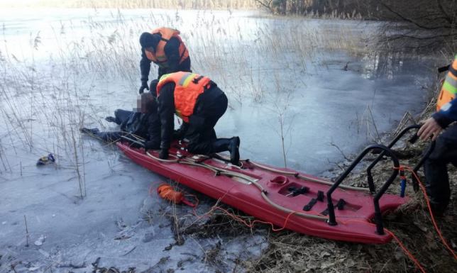Strażakom udało się wydostać na brzeg wędkarza pod którym załamał się lód