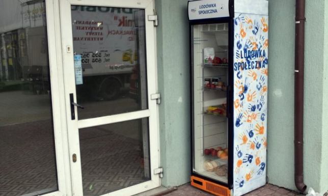 Co zrobić z nadmiarem jedzenia po świętach? Lodówka społeczna na suwalskim bazarze