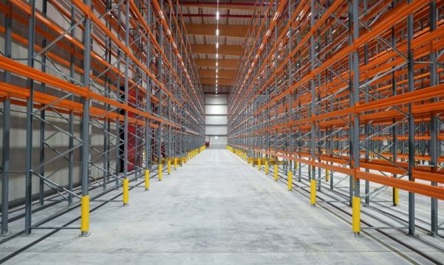 Jak wybrać producenta regałów metalowych – na co zwrócić uwagę?