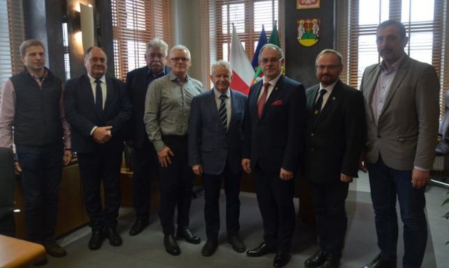 Mistrzostwa Polski w Szybownictwie i Akrobacji Lotniczej mogą odbyć się w Suwałkach prezydent Suwałk spotkał się Urzędzie Miasta z przedstawicielami Aeroklubu Polskiego