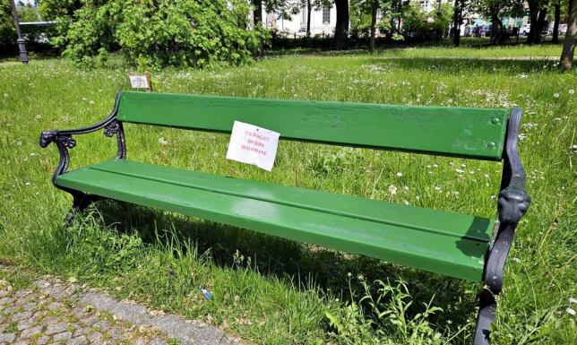 wiosenna akcja malowania i konserwacji miejskich ławek