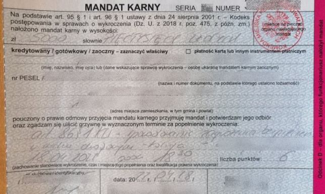 Kierowca stracił panowanie nad samochodem i w efekcie uderzył w drzewo.