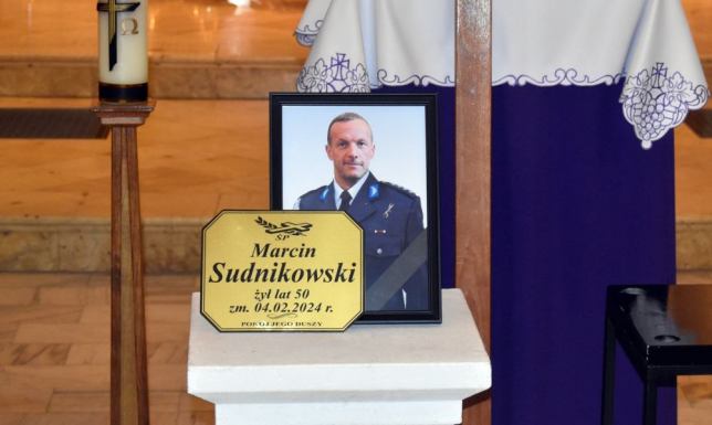 Rodzina, Policjanci oraz ratownicy WOPR, uczestniczyli w pogrzebie Marcina Sudnikowskiego