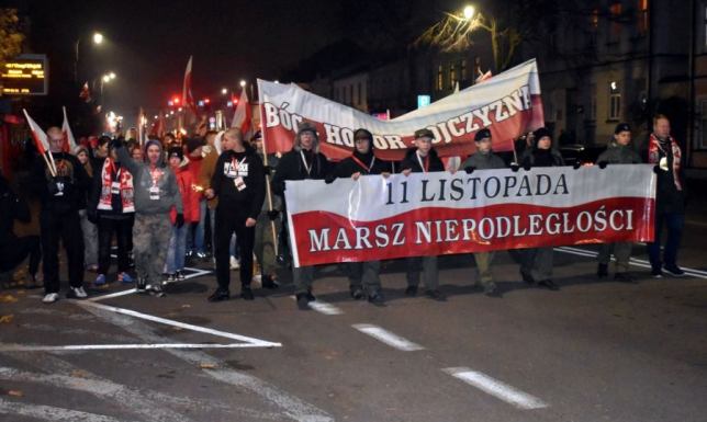po raz dziewiętnasty ulicami Suwałk przeszedł Młodzieżowy Marsz Niepodległości