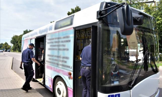 Policjanci sprawdzają maseczki w autobusach Maseczki w komunikacji miejskiej