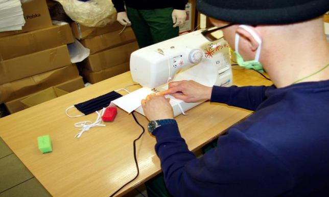 Więźniowie uszyją 30 tysięcy maseczek