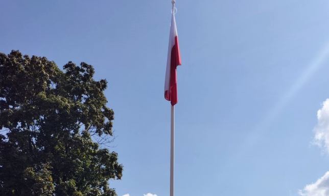 Przed budynkiem Suwalskie Ośrodka Kultury stanął maszt z biało-czerwoną flagą