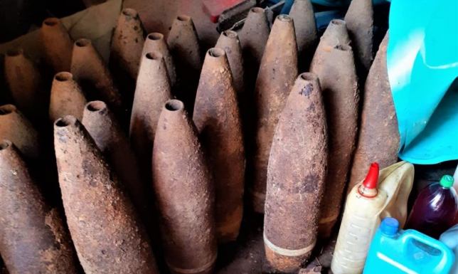 uzbierał dwa tysiące sztuk naboi oraz granaty, miny i pociski artyleryjskie