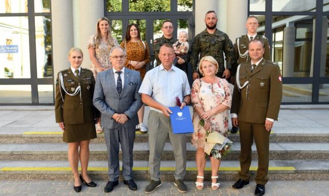 uroczystość wręczenia Złotego Medalu w suwalskim Ratuszu