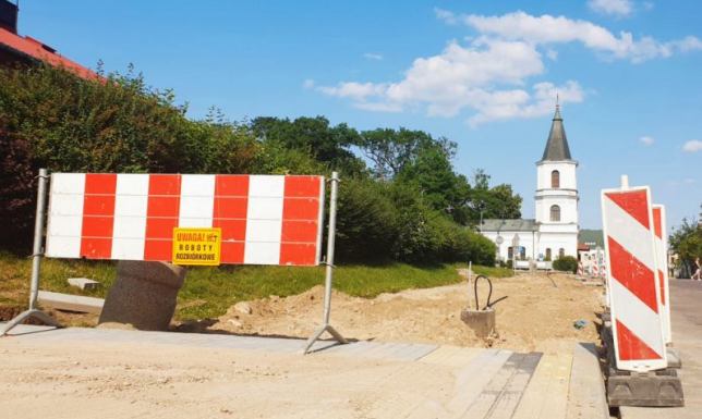 Remontują chodnik przy ul. Mickiewicza Remont chodnika ul. Mickiewicza Suwałki