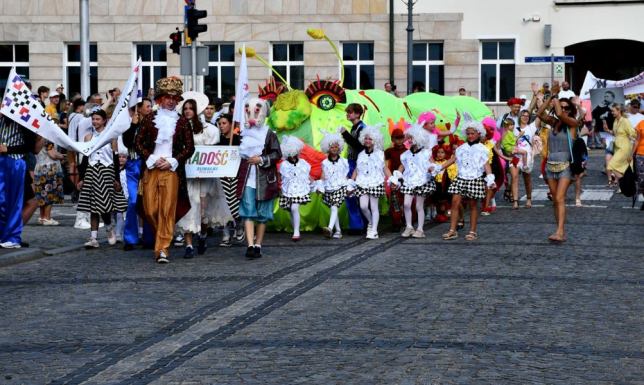 Setki osób przeszły ulicami Suwałk w barwnym korowodzie